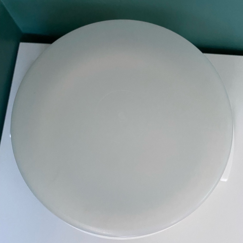 vintage TUPPERWARE 9” Pie Keeper With Cover Opaque Round 719-1 / 720-1 U.S.A. - Picture 3 of 10